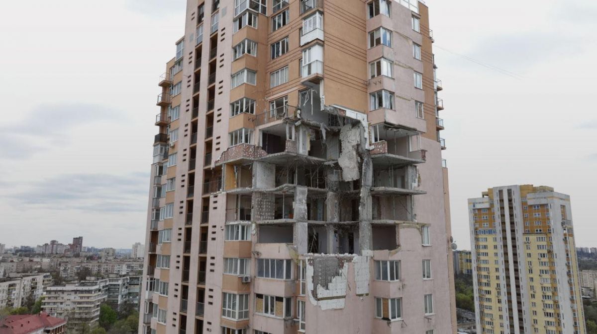 Кличко объявил о начале ремонта пострадавших от обстрелов домов - фото