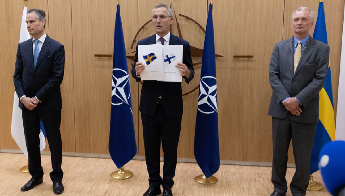 НАТО рядом с россией: Финляндия и Швеция подали заявки на вступление - фото