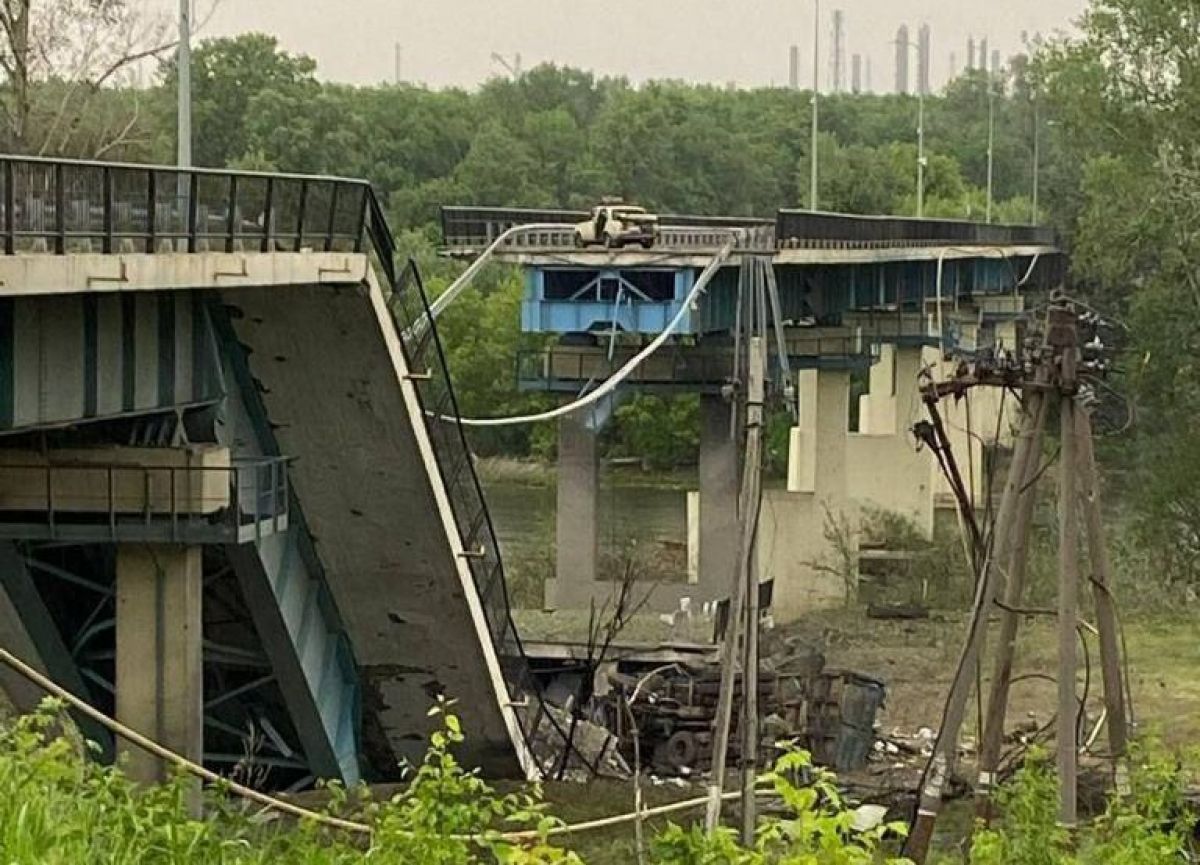 Оккупанты снова разрушили мост между Северодонецком и Лисичанском - фото