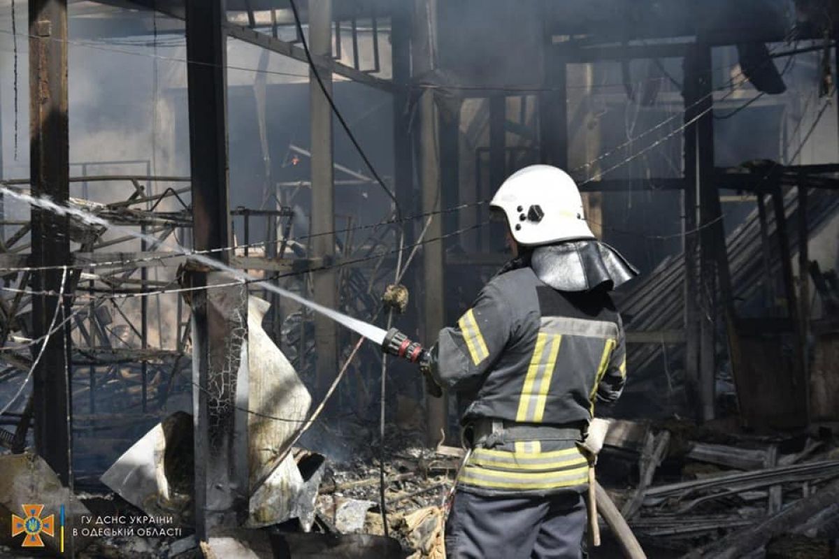 В Одессе ликвидировали пожар от ракетного удара - фото