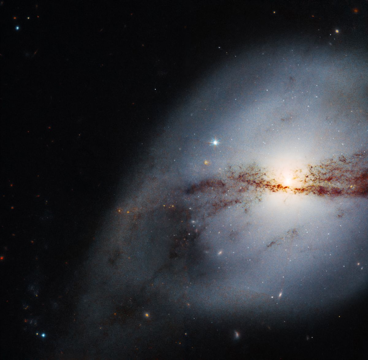 Взгляд Хаббла на закрученную спираль - фото