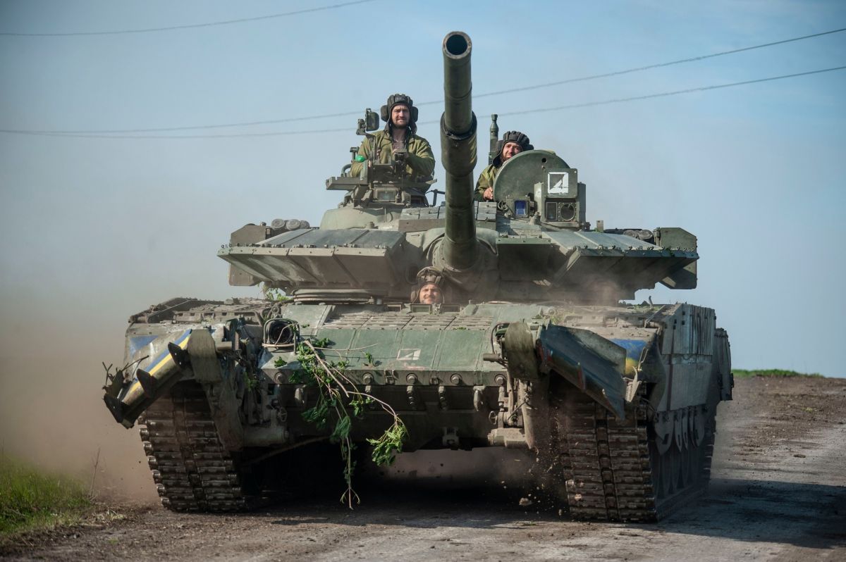 Защитники устроили “парад” на трофейных танках - фото