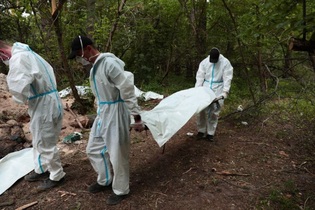 На Киевщине нашли захоронение 7 казненных гражданских - фото