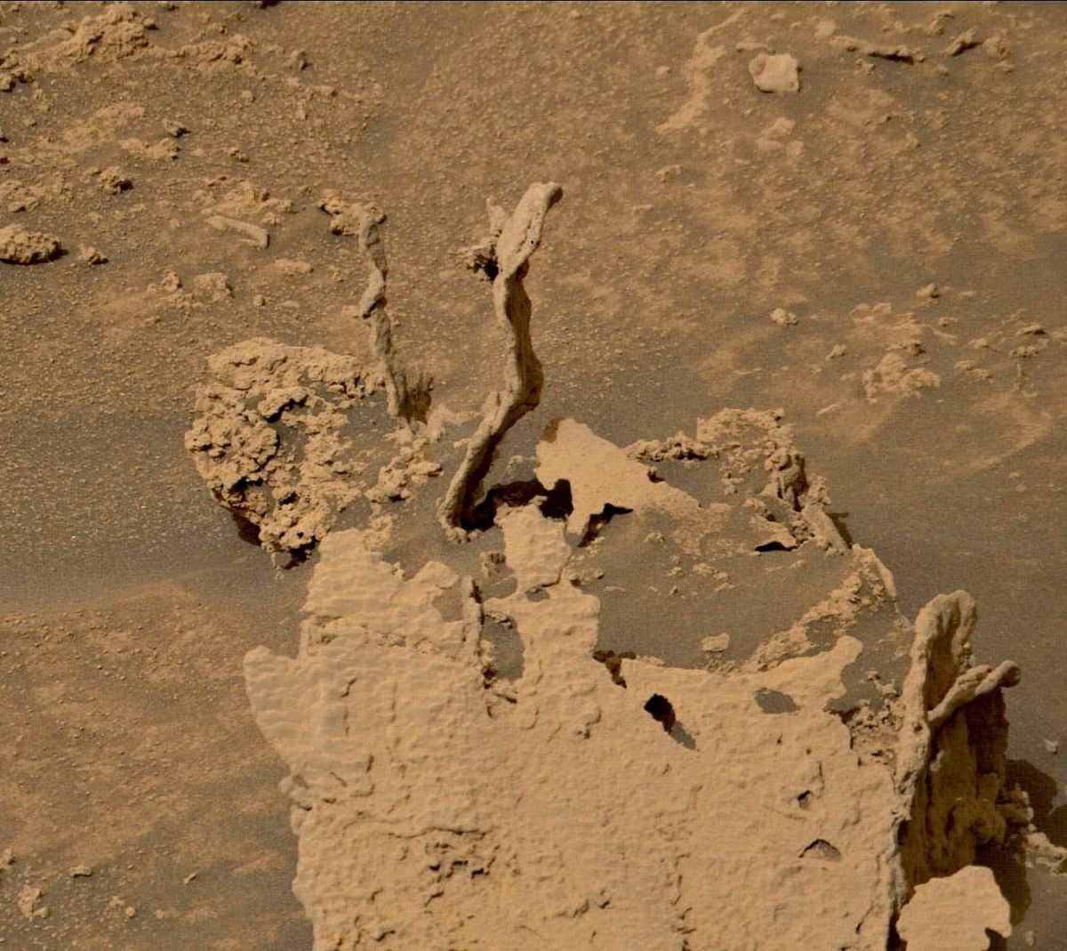 На Марсе обнаружены причудливые шипы, торчащие из поверхности - фото