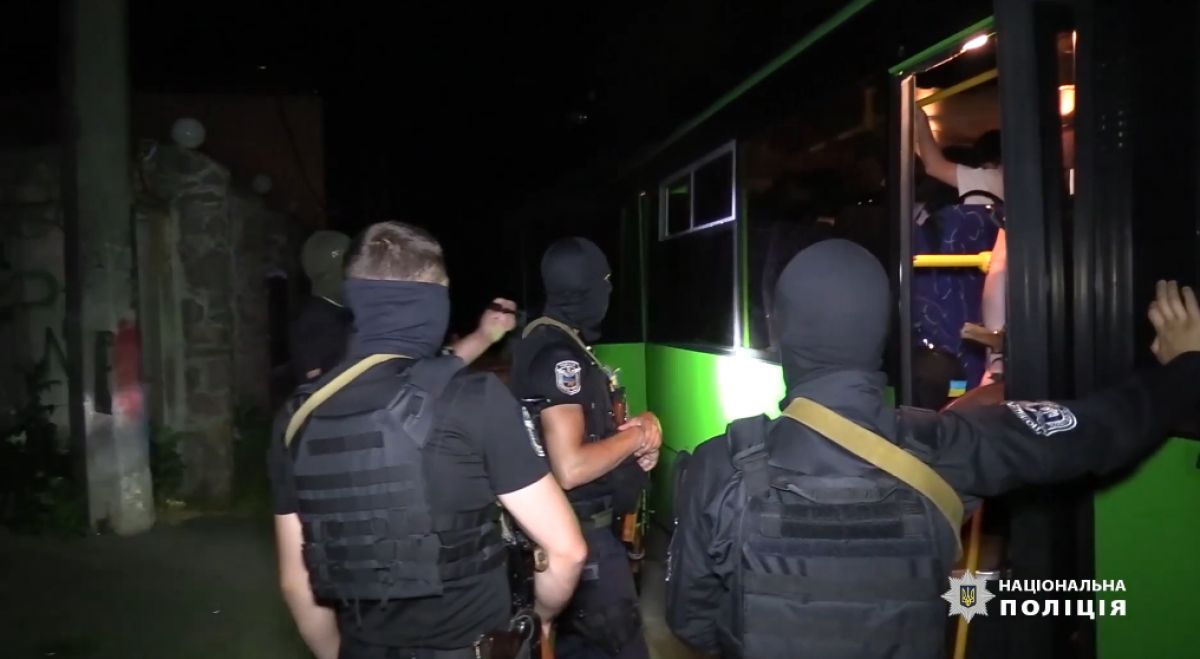 По ночным клубам Киева провели рейды: вручили более 200 повесток - фото