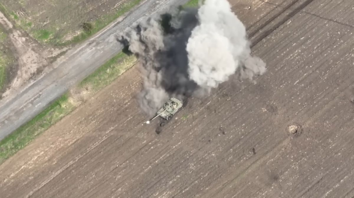 Российские танки “совершили самоубийство” на минном поле - фото