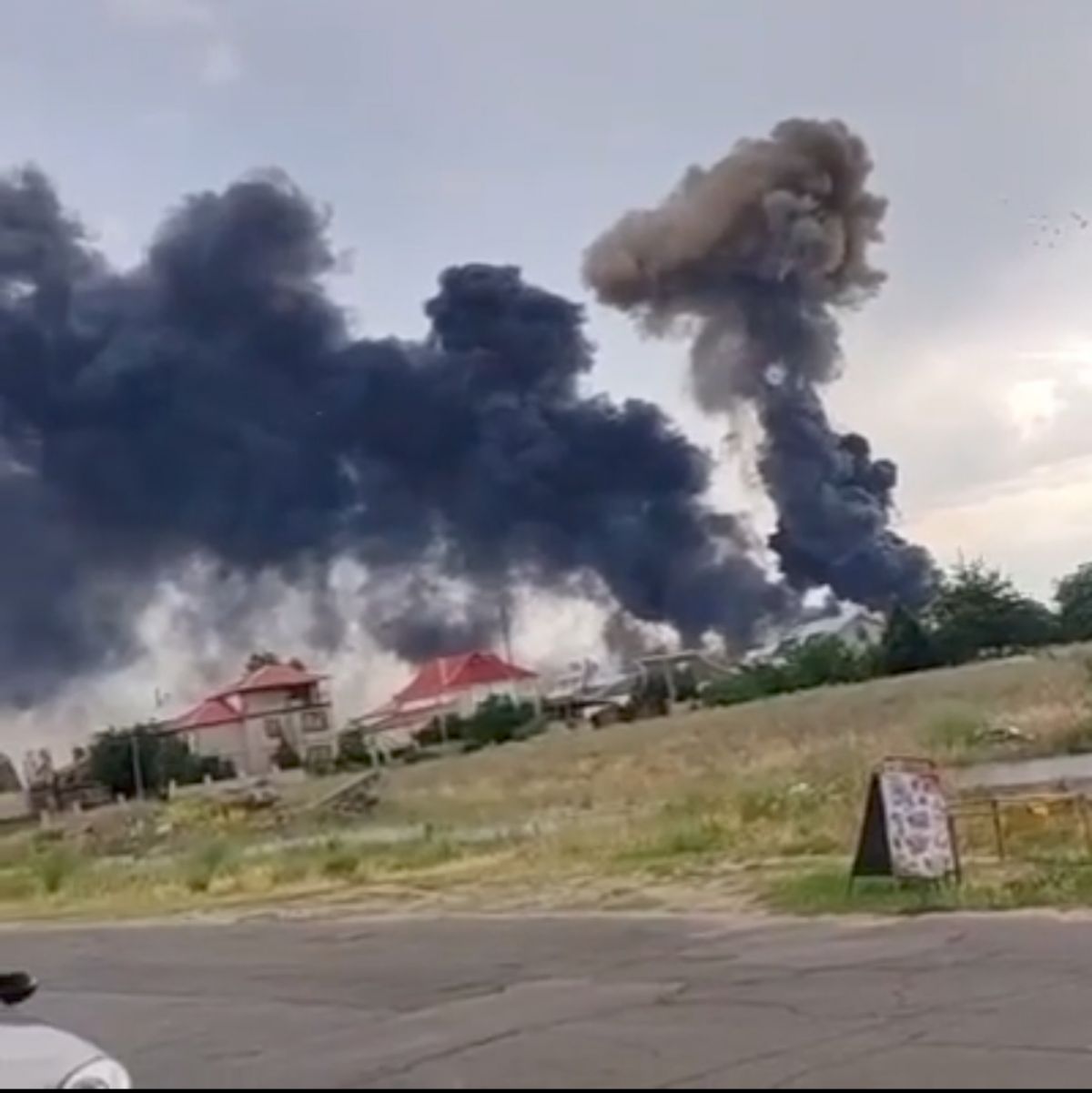 В Новой Каховке взрывы на складах БК - фото