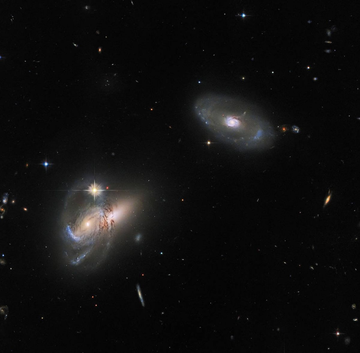 Хаббл показал комплексное галактическое трио - фото