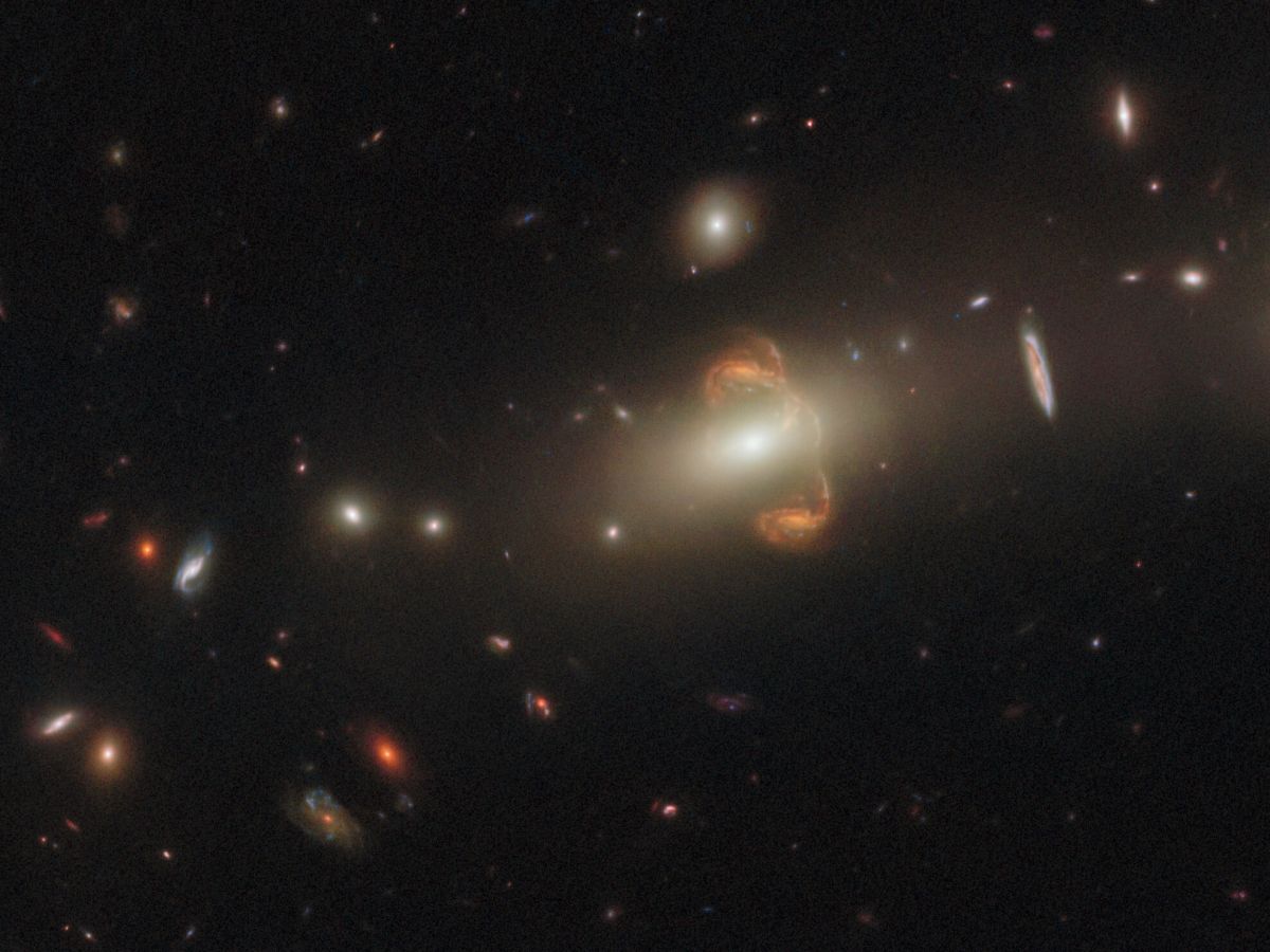 Хаббл показал зеркально отраженную галактику - фото