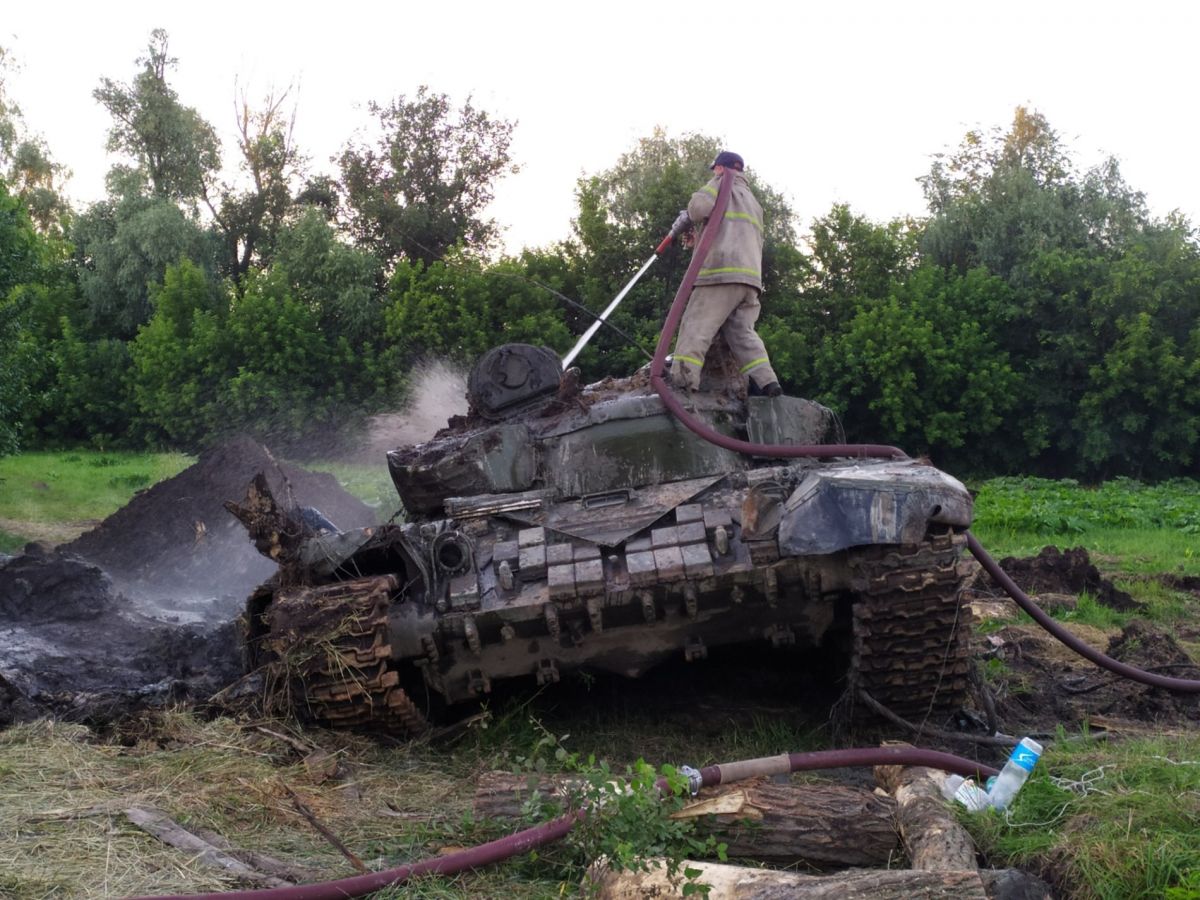 На Черниговщине из реки вытащили несколько российских танков - фото