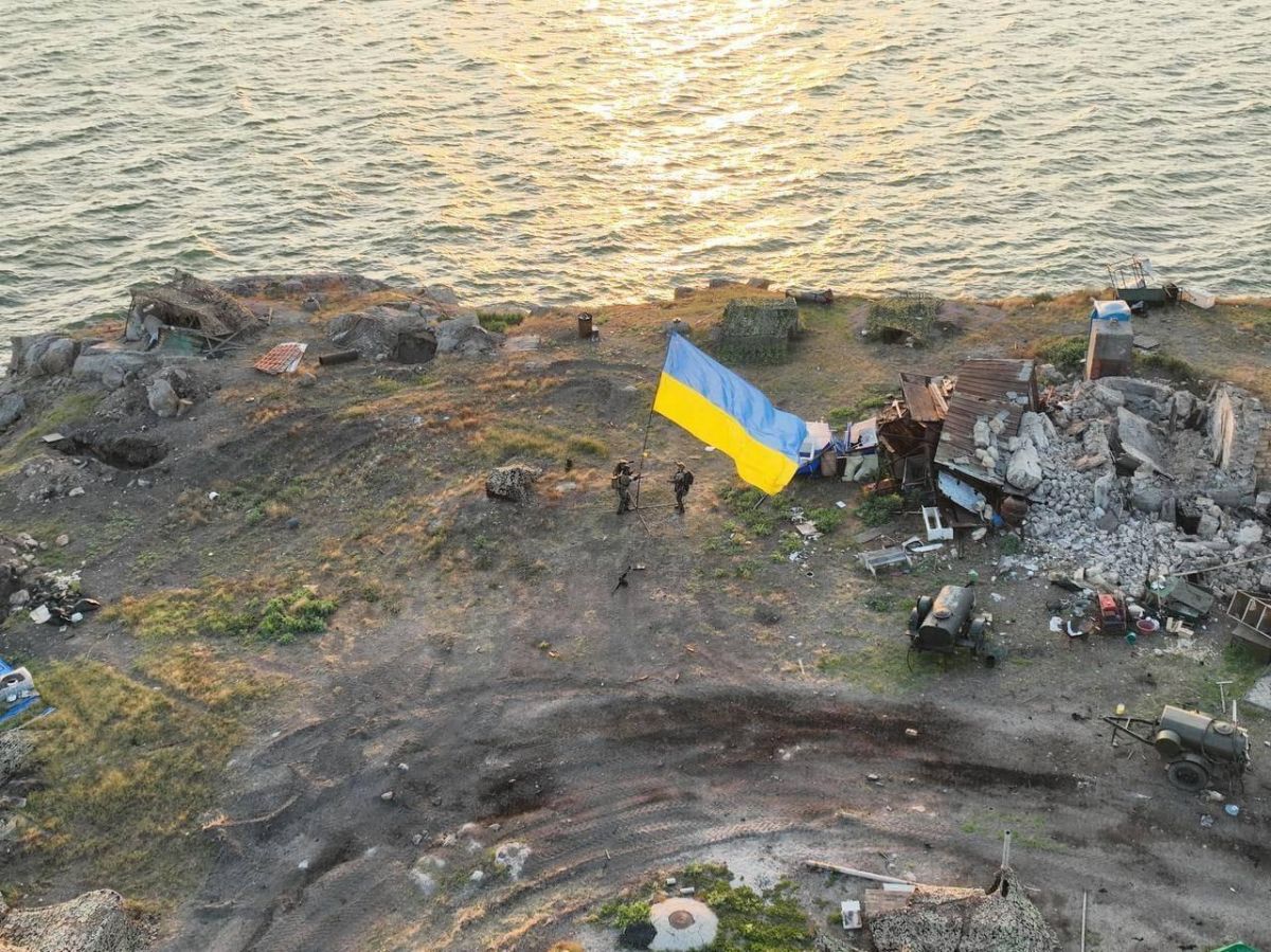 На Змеином снова развеваются украинские флаги - фото