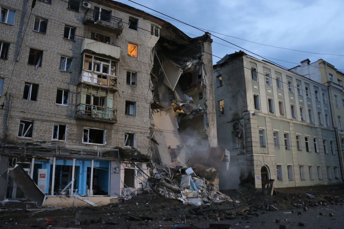 Российская ракета попала в жилую шестиэтажку в Харькове - фото