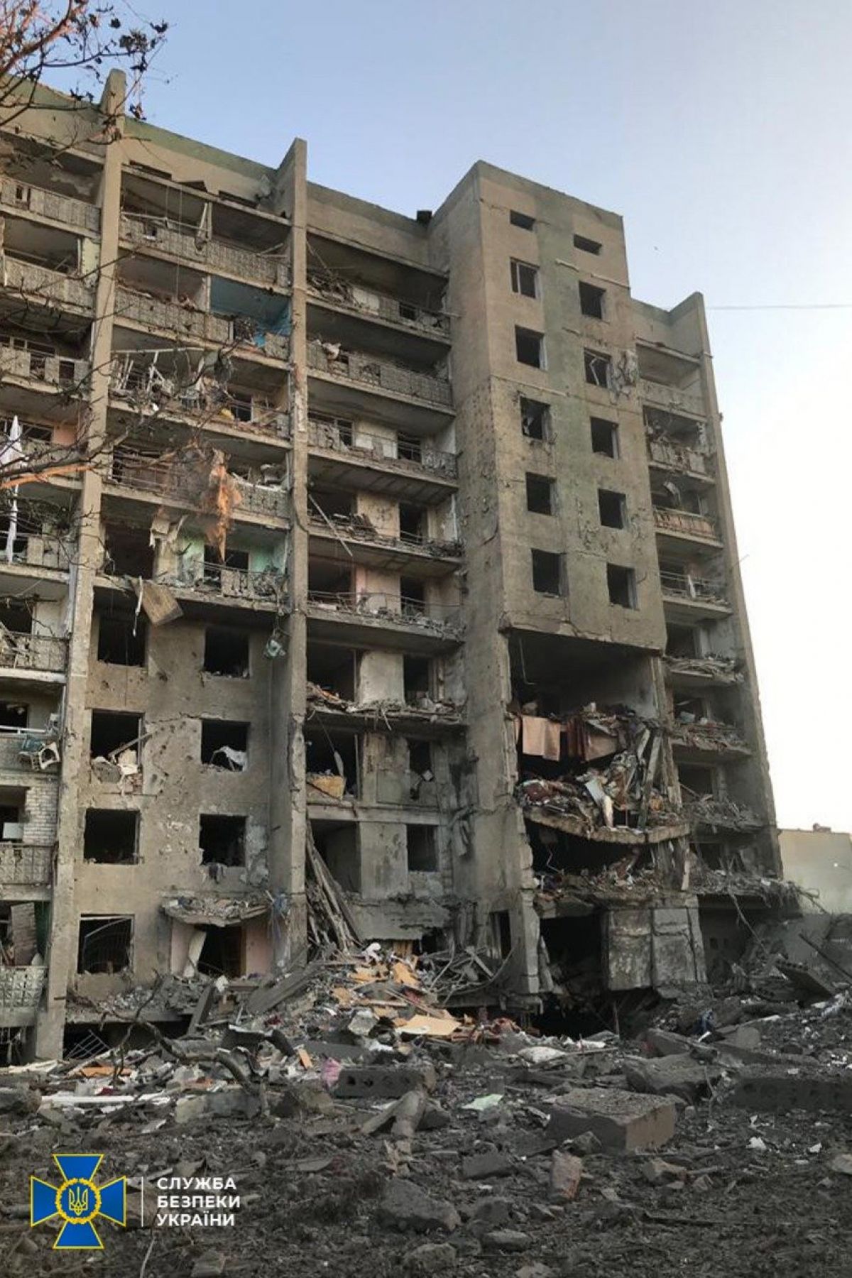 СБУ расследует ракетный удар по многоквартирному дому в Одесской области - фото