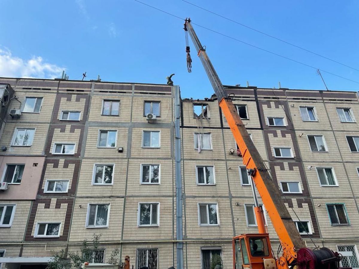 В Никополе россияне обстреляли из Градов жилые многоэтажки - фото