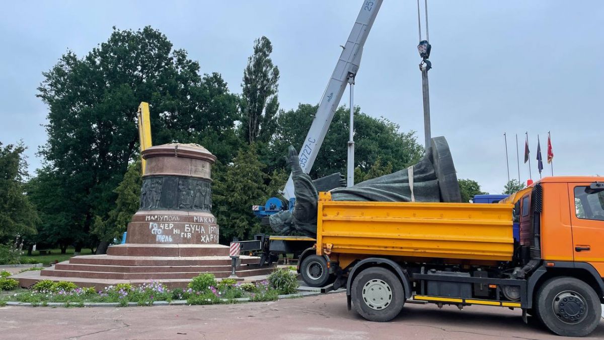 В Переяславе снесли памятник воссоединения с россией - фото