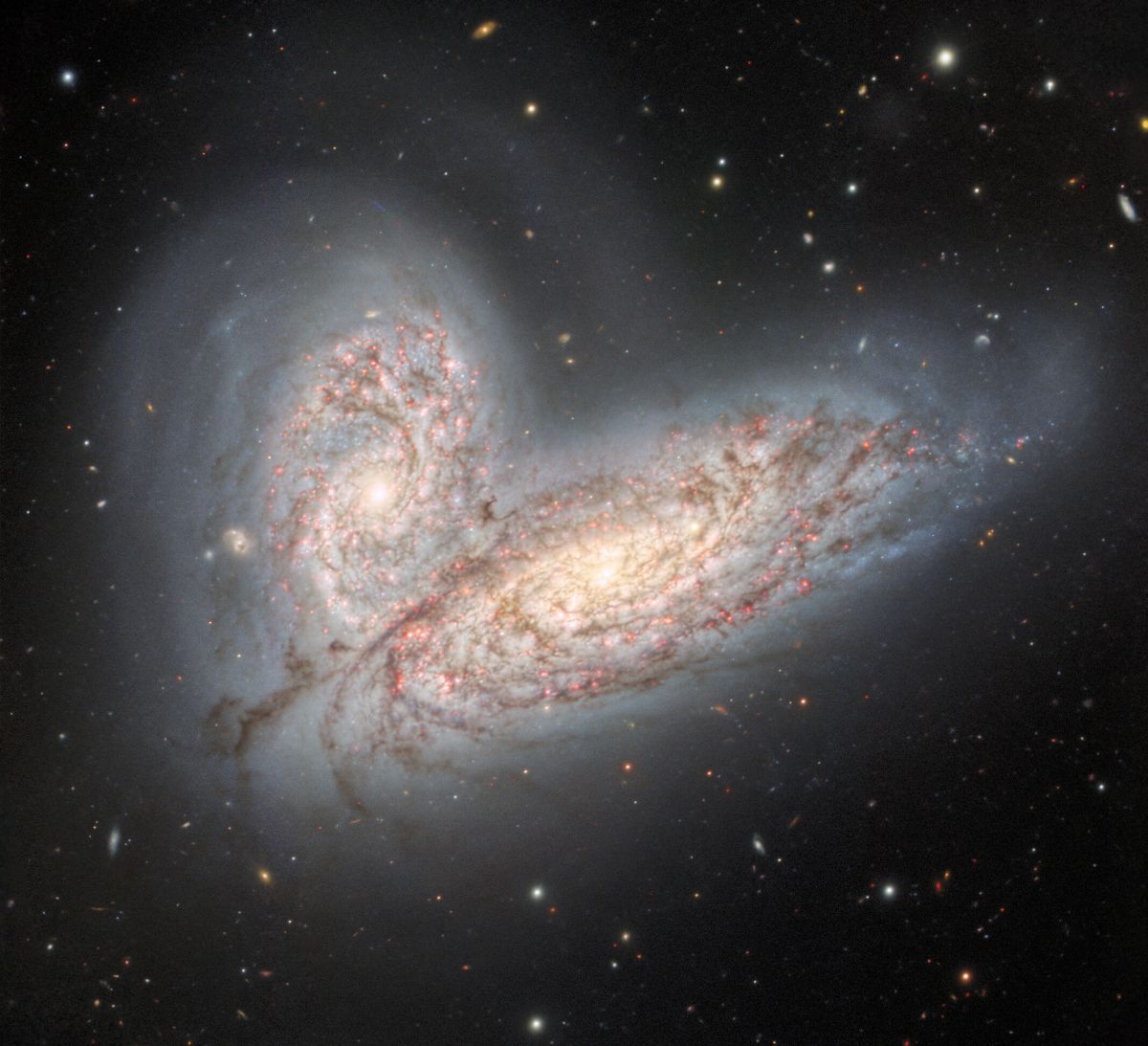 Две галактики в процессе столкновения похожи на крылья “космической бабочки” - фото