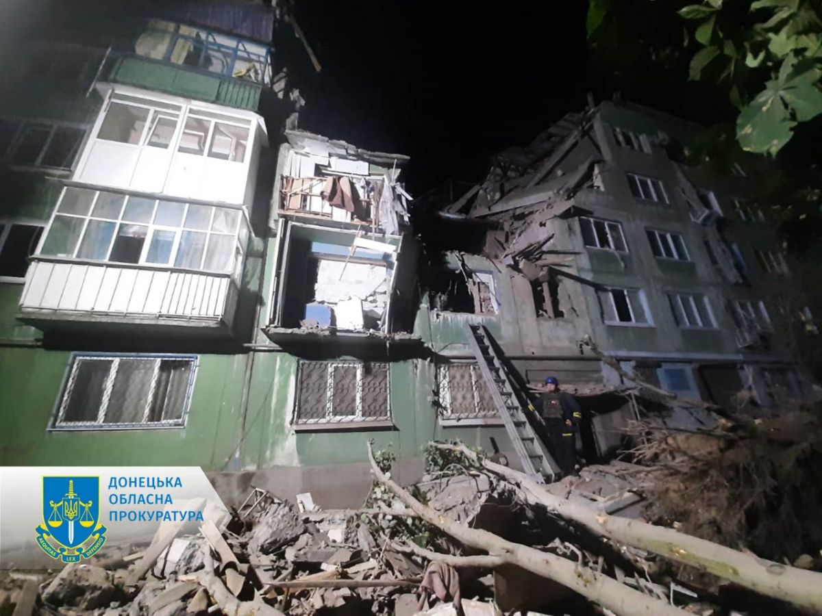 Ночью россияне ударили ракетой в жилую многоэтажку в Константиновке - фото