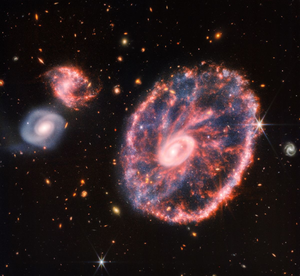 Уэбб показал красочную галактику Колесо Телеги - фото