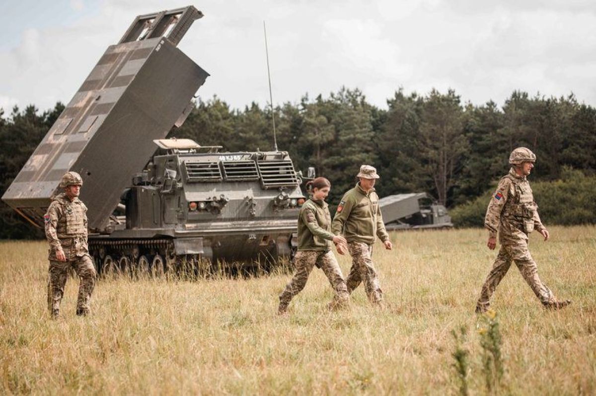Великобритания передаст Украине больше РСЗО и управляемых ракет - фото