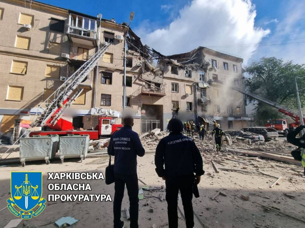 россияне ракетой попали в жилую многоэтажку в Харькове. Добавлены фото - фото