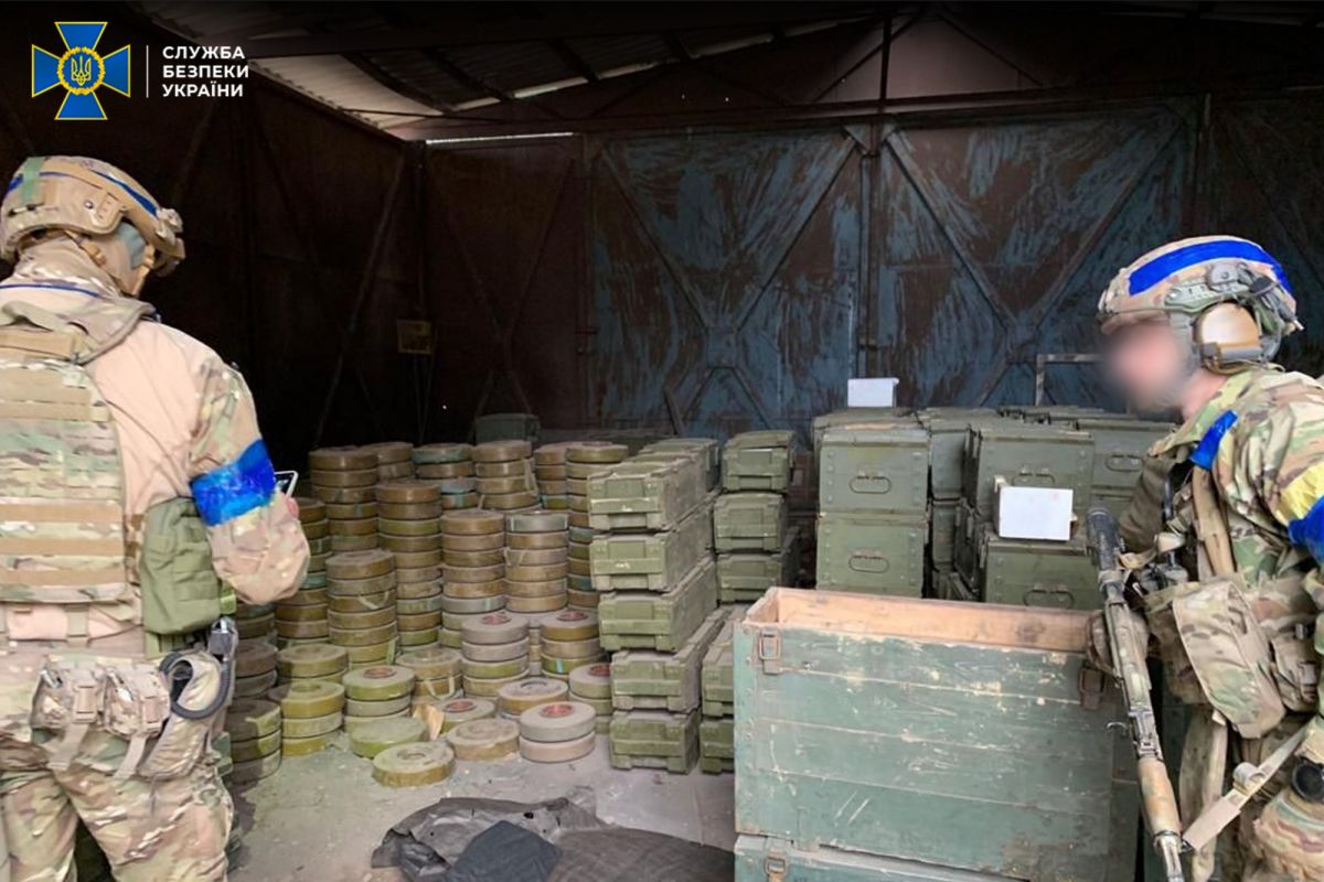 россияне убегают так, что оставляют целые арсеналы боеприпасов - фото