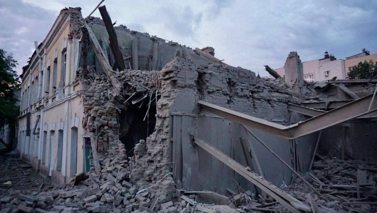 россияне ударили ракетой по жилому кварталу в Днепре - фото
