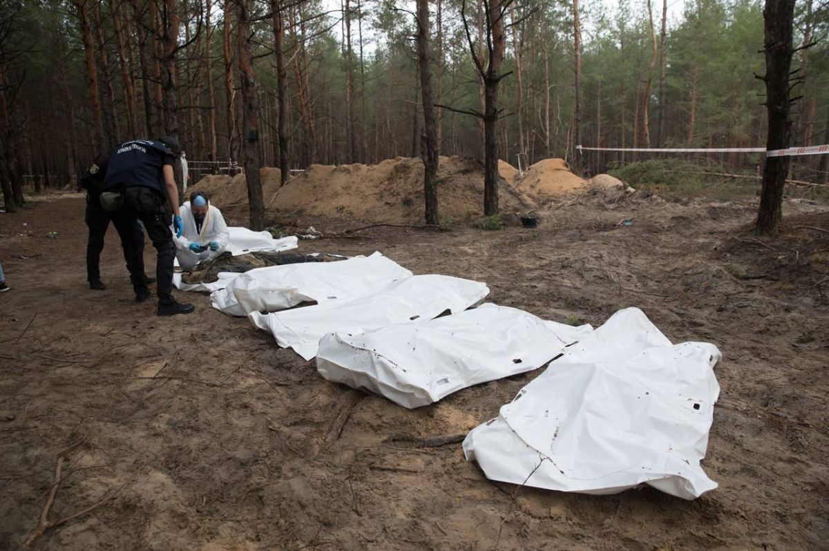 В Изюме обнаружены сотни тел, в том числе с признаками пыток (фото 18+) - фото