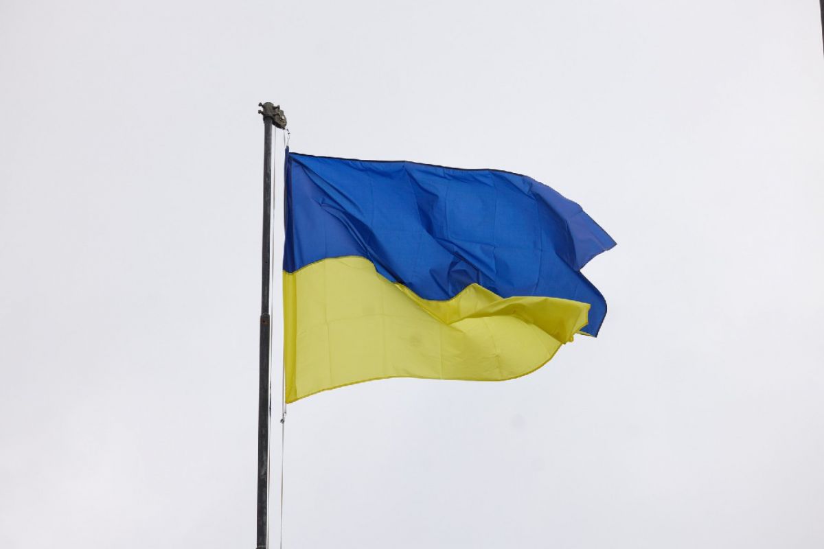 В Изюме торжественно подняли украинский флаг - фото
