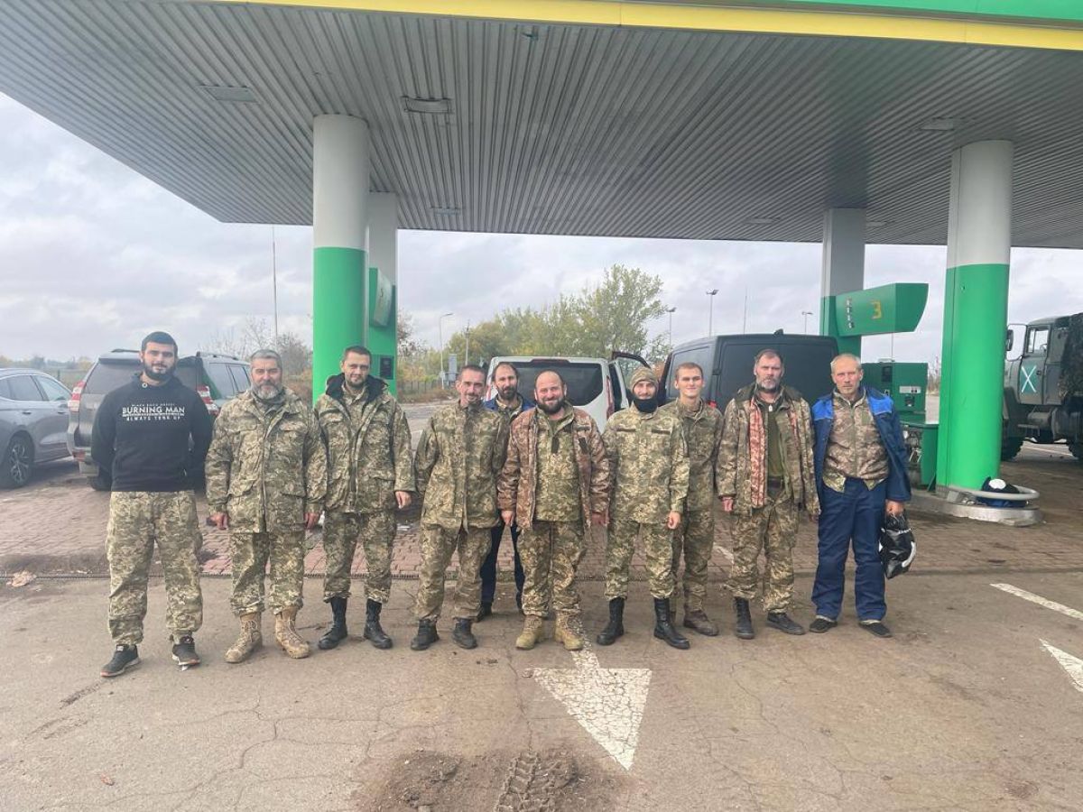 Еще 10 украинских военных вернулись домой в результате обмена - фото