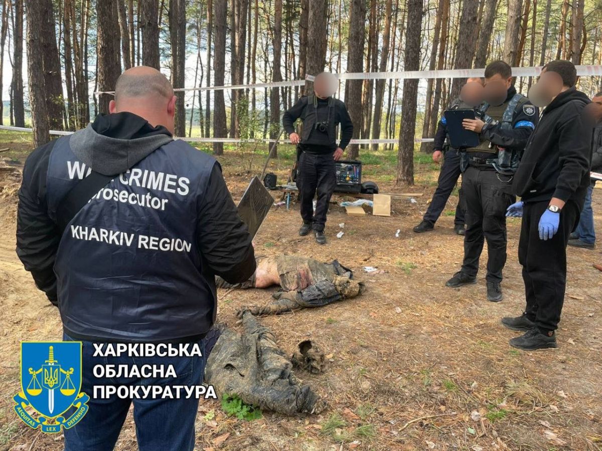 На деоккупированной территории обнаружены тела мужчин, скованных наручниками (18+) - фото