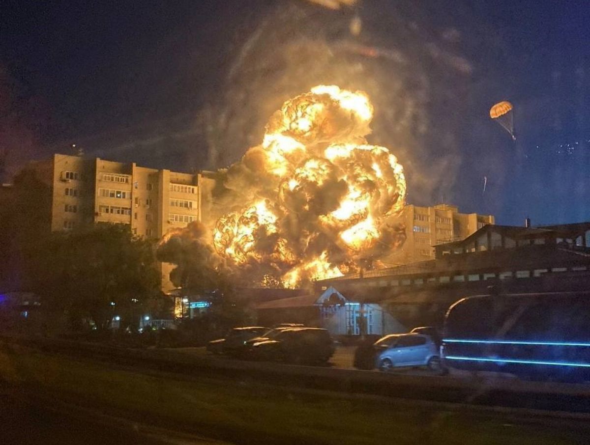 В российском Ейске на жилые кварталы упал военный самолет - фото