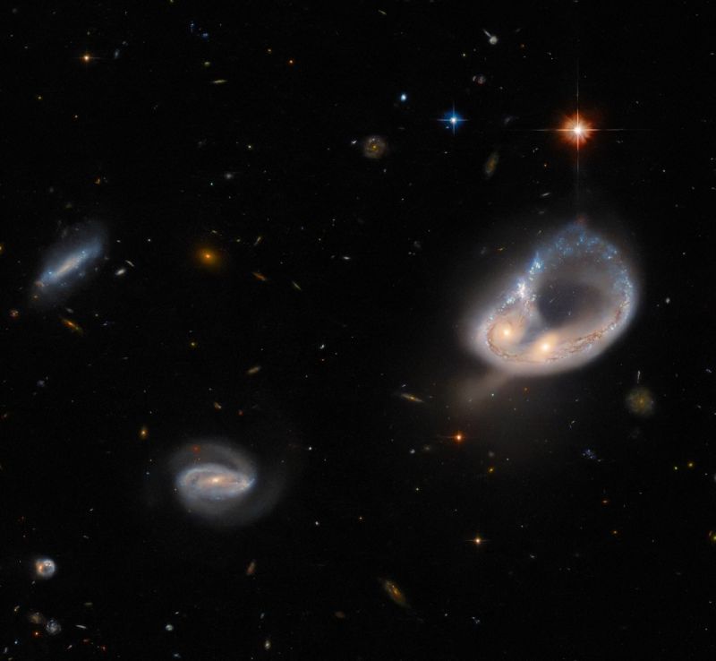 Хаббл запечатлел необычную галактику - фото