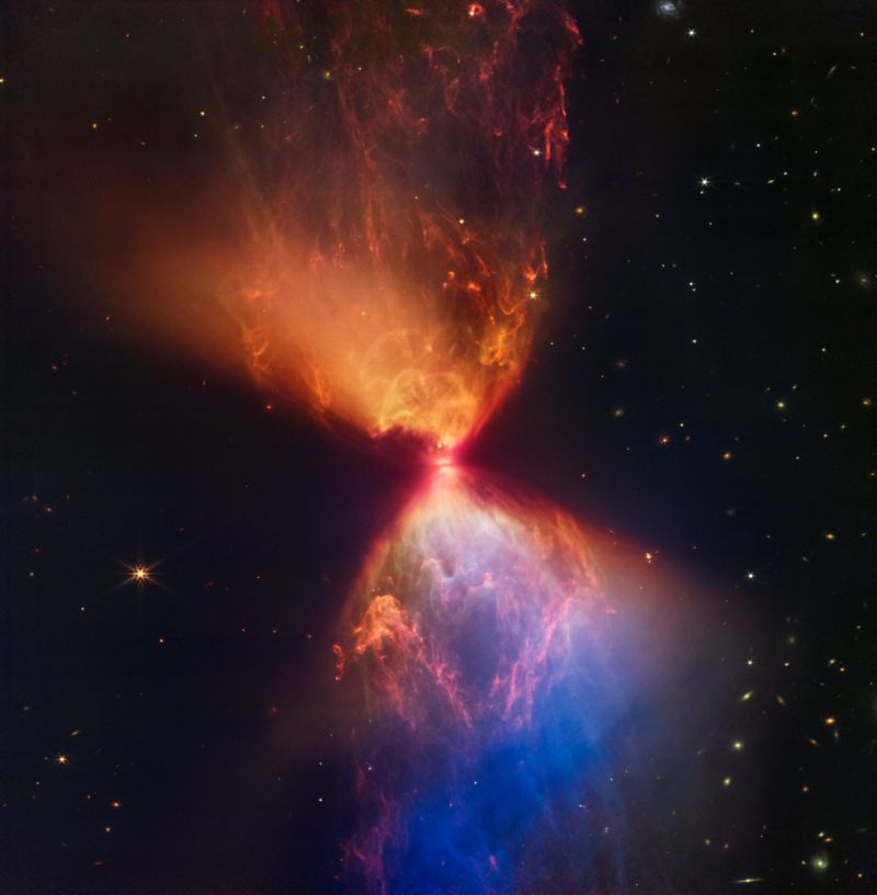 Уэбб показал формирование новой звезды, что выглядит как огненные песочные часы - фото