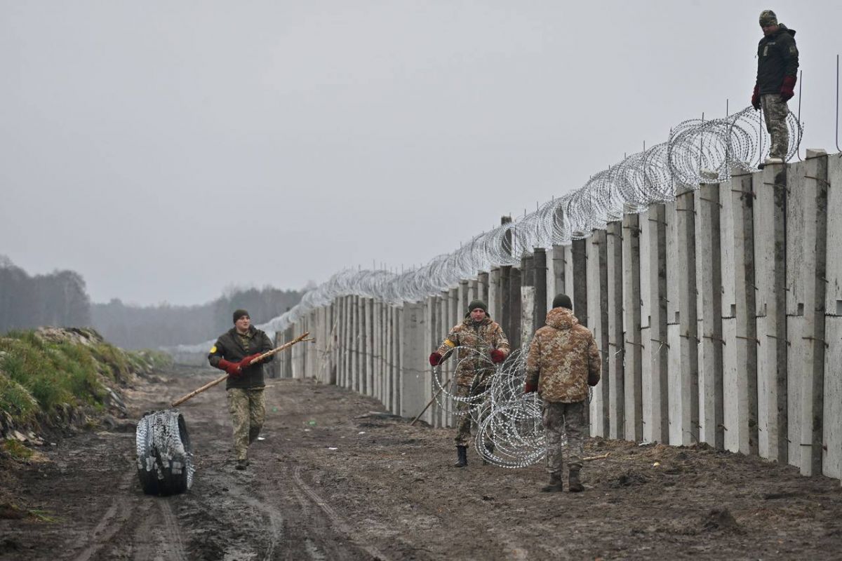 Украина строит стену на границе с беларусью - фото