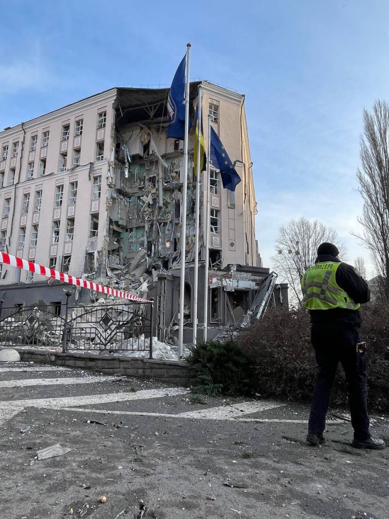 Фото разбитого отеля в центре Киева - фото