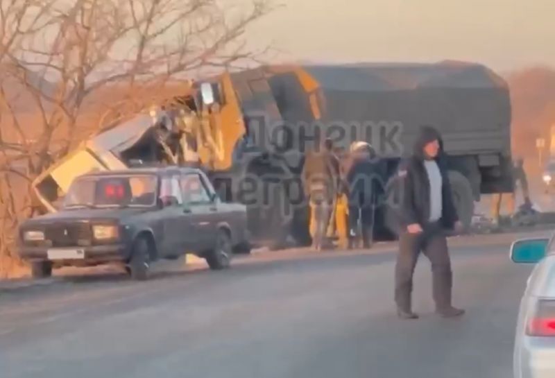 На Донбассе оккупанты протаранили маршрутку: 16 погибших - фото