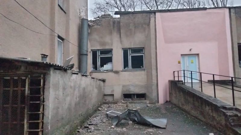 Утром россияне обстреляли медицинское учреждение в Херсоне - фото
