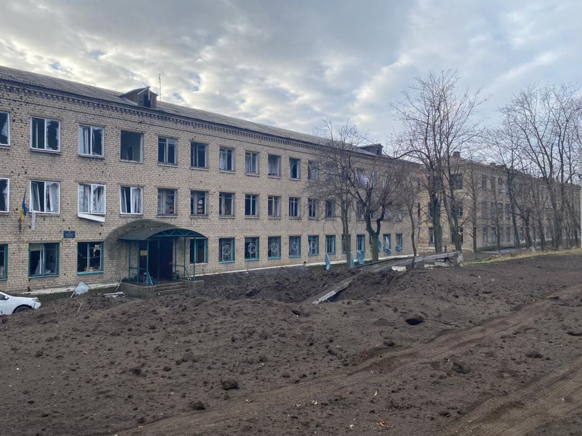 В Константиновке россияне ударили ракетами по центру размещения переселенцев - фото