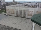 В Мариуполе россияне прикрыли ширмой театр, в котором они убили сотни гражданских