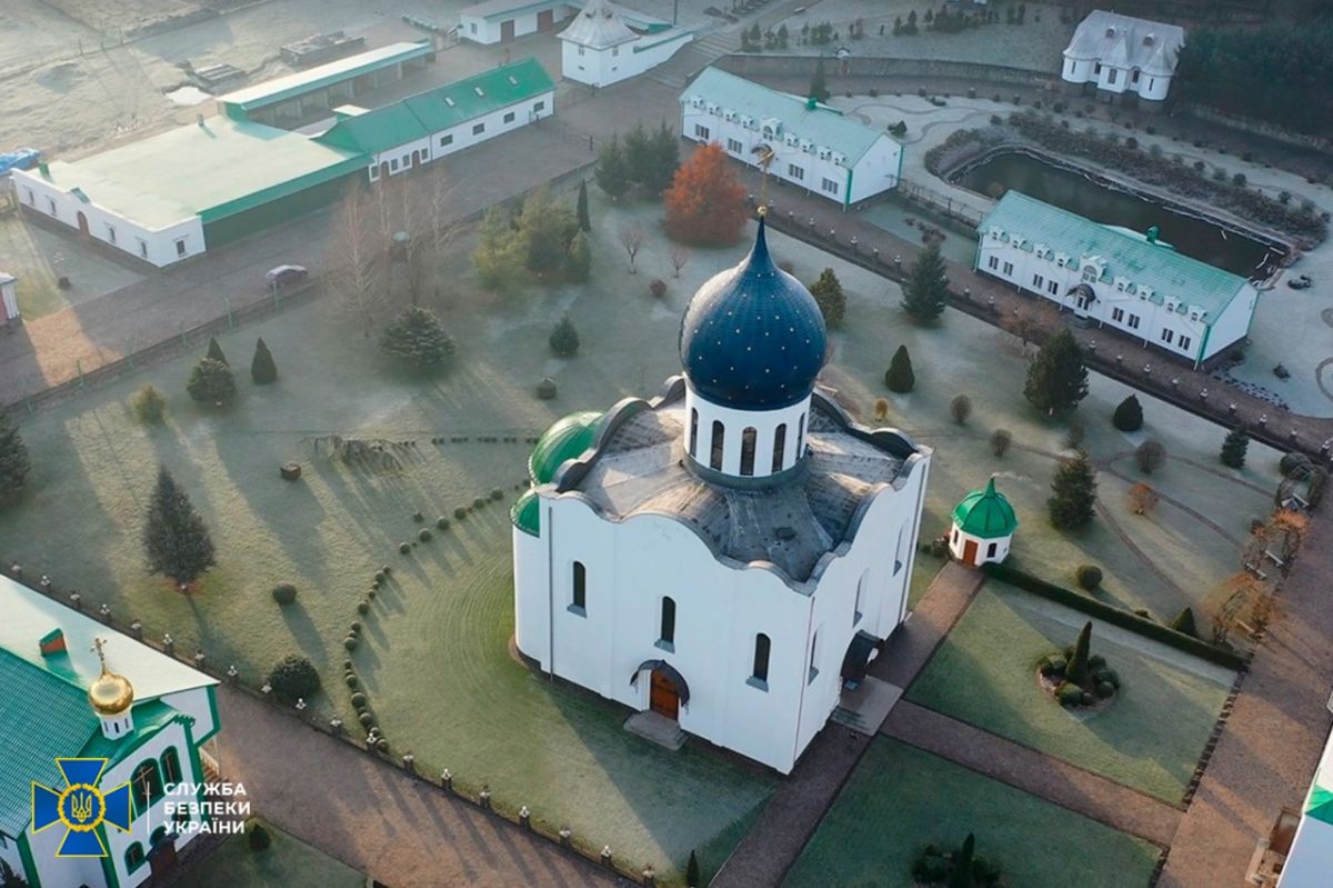 В монастыре на Закарпатье СБУ нашла большое количество российской пропаганды - фото