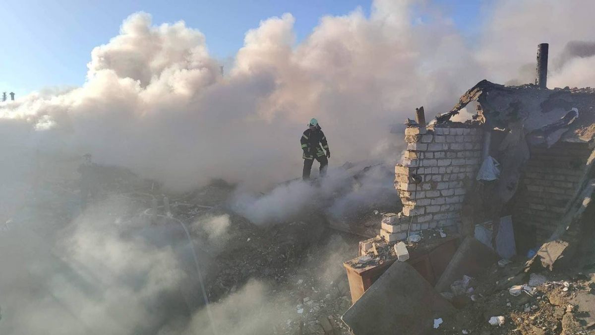 В Николаеве в результате прилетов возник пожар, есть пострадавшие - фото