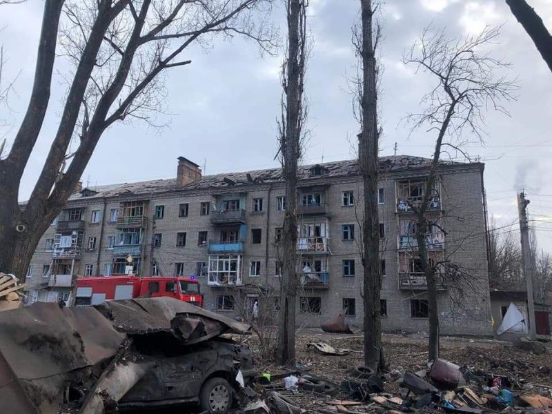 россияне ударили по жилому кварталу Константиновки - фото