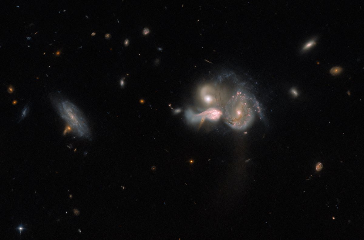 “Хаббл” показал галактическое трио во время слияния - фото