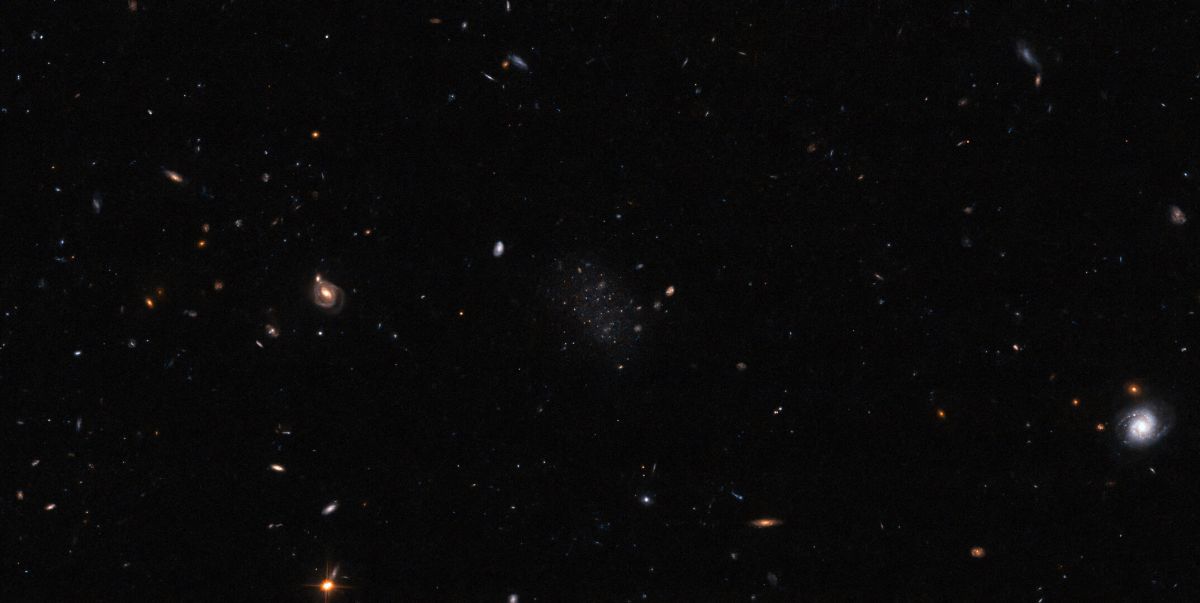 Хаббл показал галактику, пропущенную алгоритмом и найденную астрономом-любителем - фото