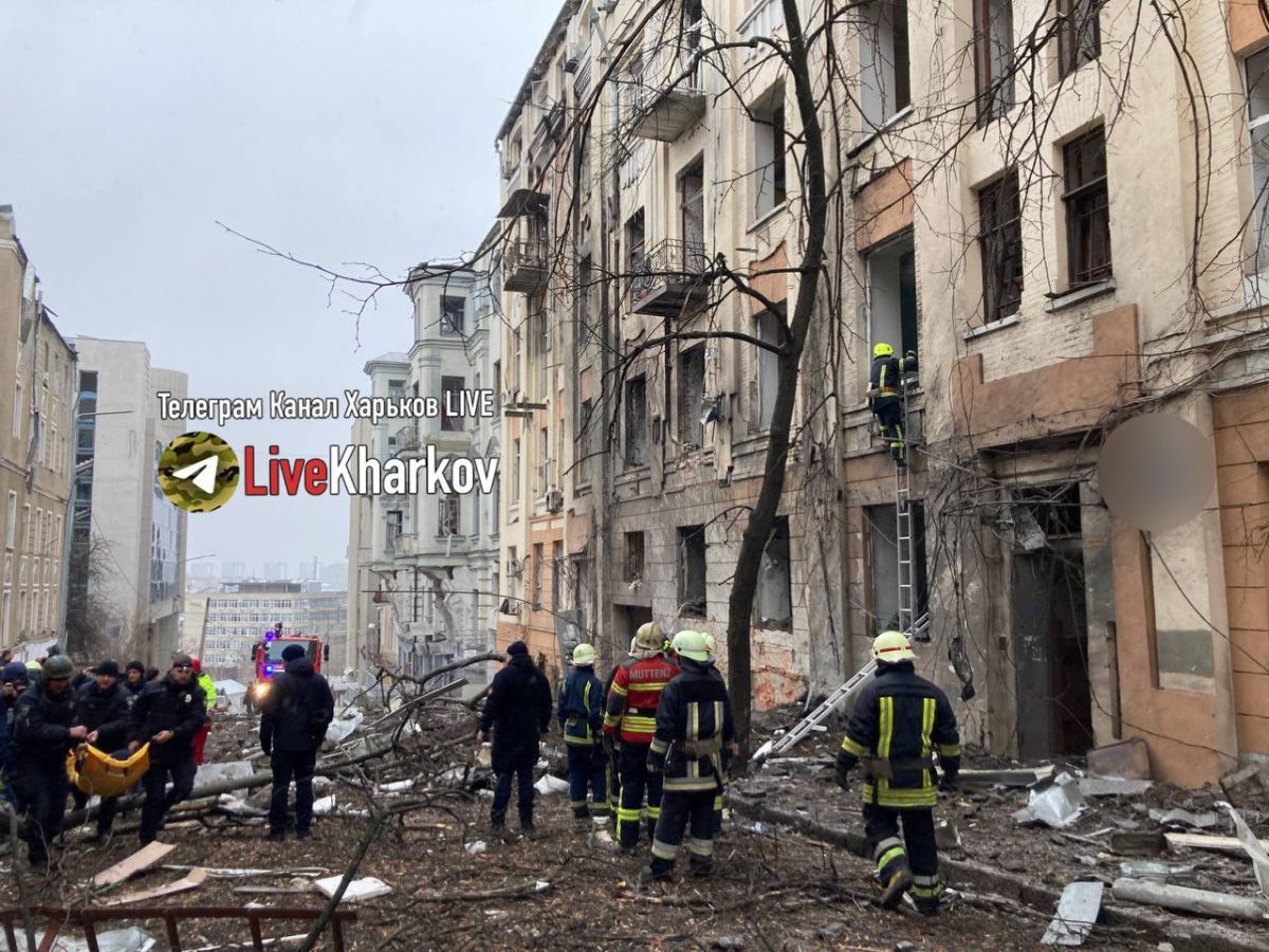 Рашисты ударили ракетами по центру Харькова - фото
