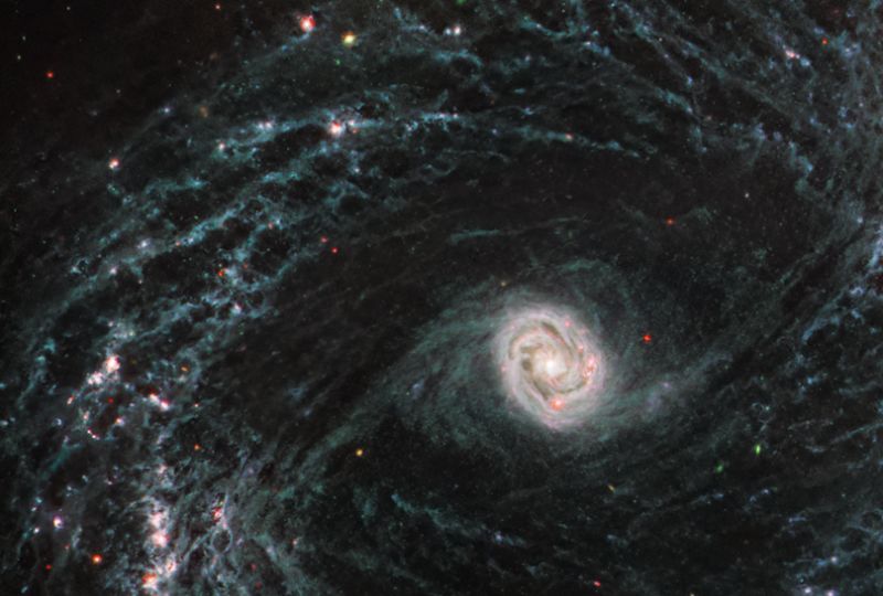 “Уэбб” показал сложные переплетения газа и пыли в близлежащих галактиках - фото