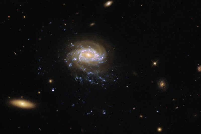 Хаббл показал “галактику-медузу” JO201 - фото