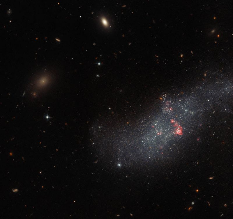 Хаббл показал миниатюрную карликовую галактику - фото