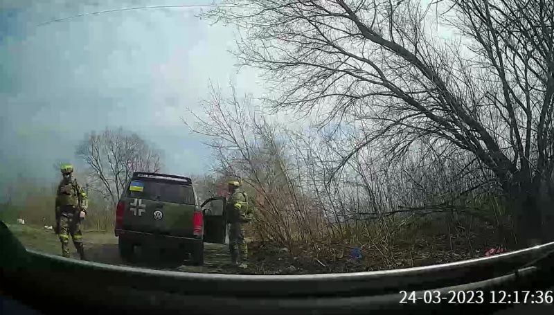 Очередное фейковое видео: “нападение украинских нацистов на машину с женщиной и ребенком” - фото