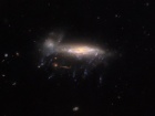 Хаббл показал галактику с щупальцами